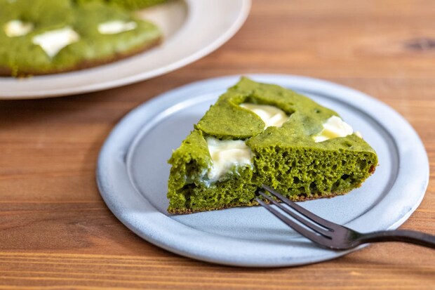 フライパンでほったらかし！？「抹茶とホワイトチョコの米粉ケーキ」レシピ