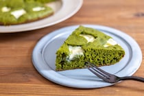 フライパンでほったらかし！？「抹茶とホワイトチョコの米粉ケーキ」レシピ