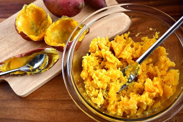 さつまいもペーストを作っているところ