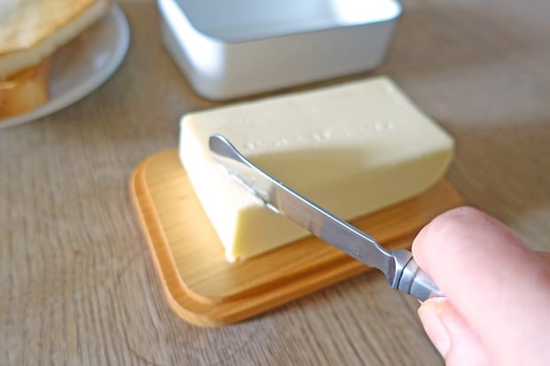 野田琺瑯 バターケース カッティングボードがわりに