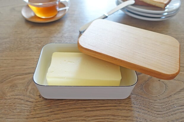 “箱のまま”を卒業！食卓にそのまま出せる「バター専用のケース」が多機能なんです♪
