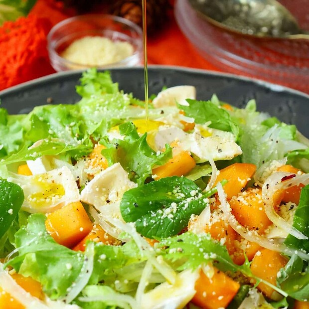 柿の甘さ×チーズのコクが好相性！「柿とカマンベールのオータムサラダ」