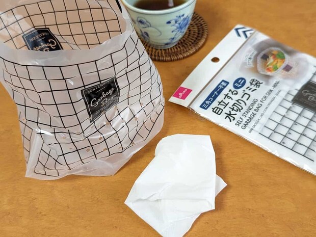 ダイソー 自立する水切りゴミ袋 使用例 卓上