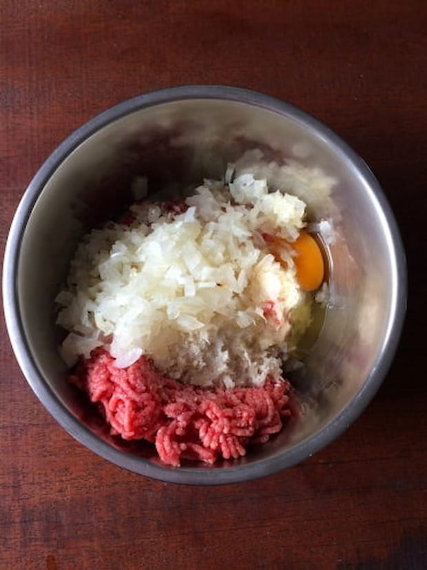 山本ゆりさんの「やわらか煮込みハンバーグ」レシピ