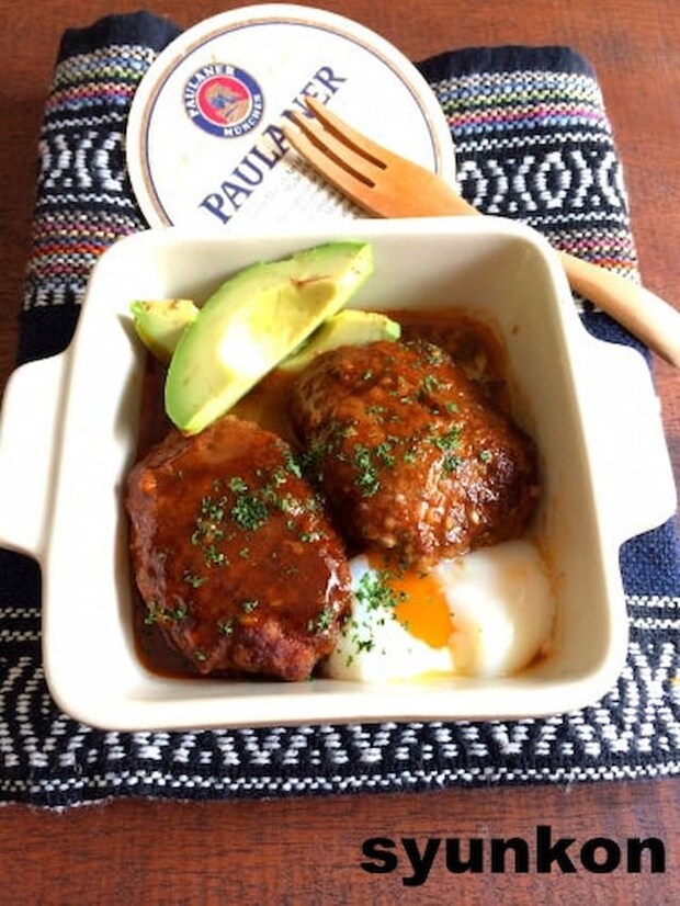 山本ゆりさんの「やわらか煮込みハンバーグ」レシピ