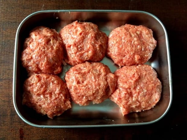 山本ゆりさんの「やわらか煮込みハンバーグ」レシピ