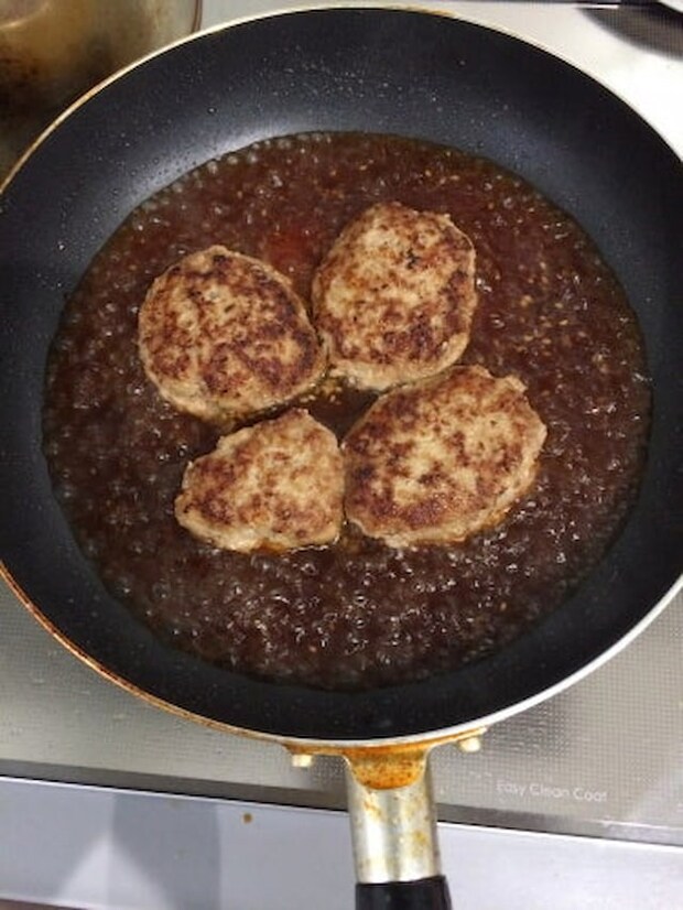 山本ゆりさんの「やわらか煮込みハンバーグ」レシピ