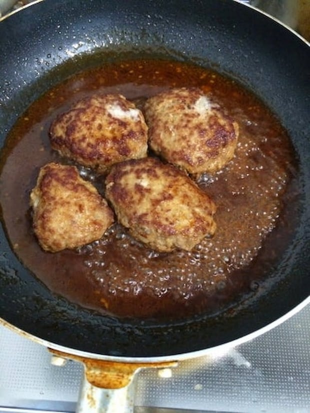 山本ゆりさんの「やわらか煮込みハンバーグ」レシピ