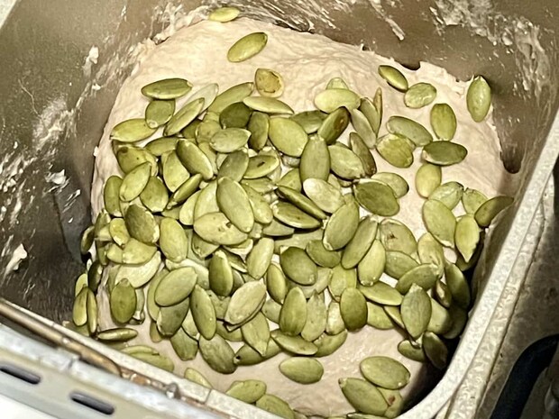 「パンプキンシードの全粒粉食パン」レシピ