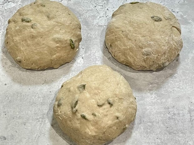 「パンプキンシードの全粒粉食パン」レシピ