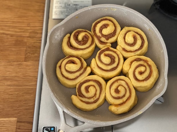 シナモンロール　フライパン　パン作り　簡単パンレシピ