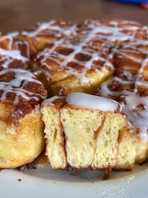 計量から焼き上げまで1時間♪フライパンで作れる「シナモンロール」の簡単レシピ