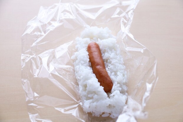 「ハロウィンのスティックおにぎり」レシピ_おひるねミイラ