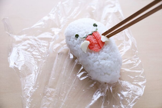 「ハロウィンのスティックおにぎり」レシピ_あっかんべーおばけ