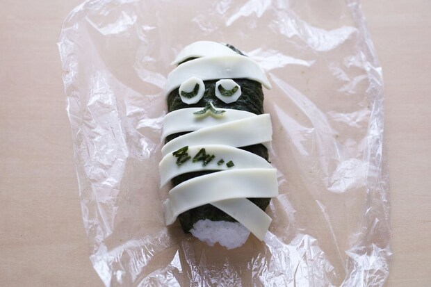 「ハロウィンのスティックおにぎり」レシピ_おひるねミイラ