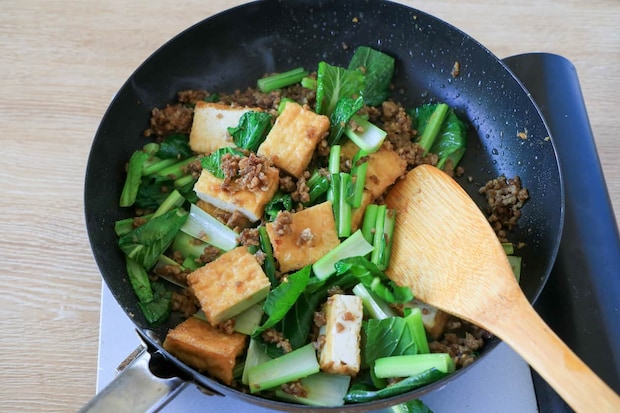 小松菜と厚揚げの味噌そぼろ炒め