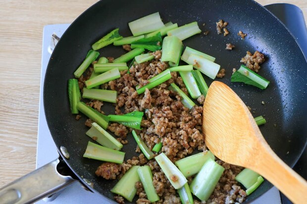 小松菜と厚揚げの味噌そぼろ炒め