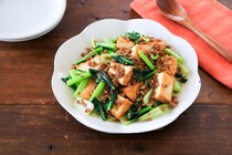 ご飯に合う！「小松菜と厚揚げのみそそぼろ炒め」の作り方