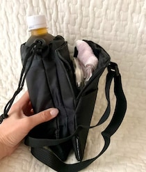 ペットボトルとスマホを一緒に持ち運べる！キャンドゥ「スマホショルダー」が便利♪