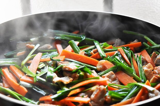 松本ゆうみ（ゆーママ）さんの食べ応え満点♪「豚肉と白菜の韓国風おかずサラダ」レシピ 工程3