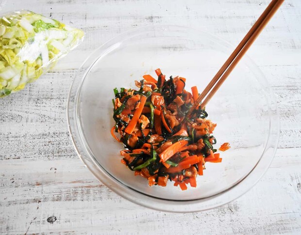 松本ゆうみ（ゆーママ）さんの食べ応え満点♪「豚肉と白菜の韓国風おかずサラダ」レシピ 工程4