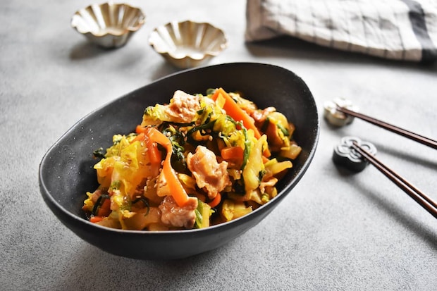 松本ゆうみ（ゆーママ）さんの食べ応え満点♪「豚肉と白菜の韓国風おかずサラダ」レシピ 完成写真