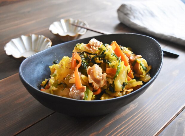 松本ゆうみ（ゆーママ）さんの食べ応え満点♪「豚肉と白菜の韓国風おかずサラダ」レシピ 完成写真2