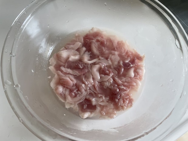 お湯の中でほぐす