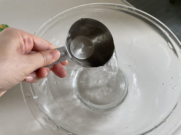 ボウルに熱湯を入れる