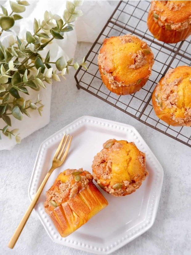 おしゃれカフェ気分♪混ぜて焼くだけ「米粉のかぼちゃクランブルマフィン」の簡単レシピ