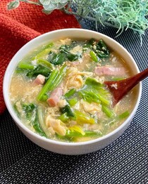 栄養も彩りもバッチリ！寒い日におすすめな「ほうれん草のスープ」