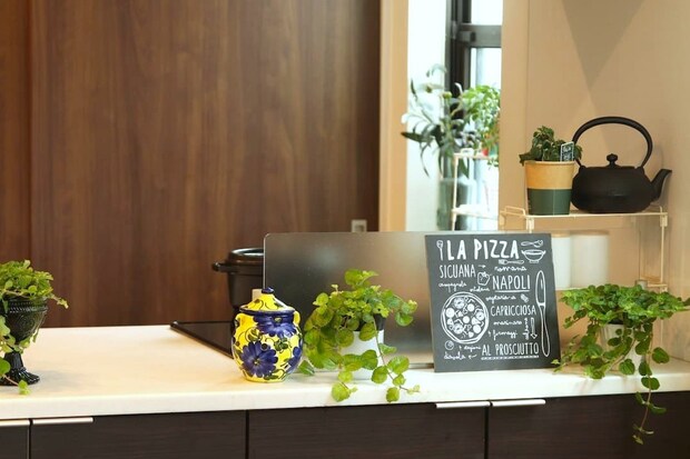 生活感を徹底的に隠したキッチンで楽しむ、富岡清美さんの“普段使いのイタリアンレシピ”