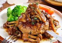 秋らしさを味わえる♪きのこソースの「ハンバーグ」