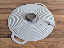 もうラップいらず？ダイソーの「シリコーン鍋蓋」が万能すぎる！