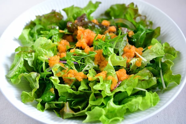 にんじんドレッシングをかけたサラダ
