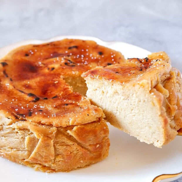 混ぜて焼くだけでしっとりなめらか♪「焼き芋ブリュレチーズケーキ」の作り方