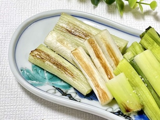魚焼きグリルで焼いて塩を振るだけ！シンプルだからおいしい「塩焼きねぎ」の作り方