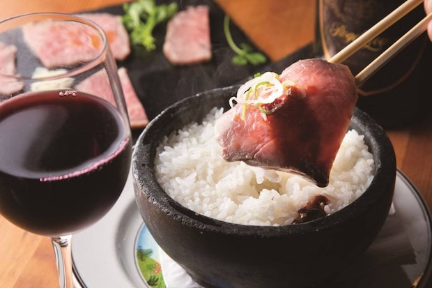 ご飯の上にローストビーフの画像