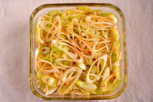 「長ねぎ」が一瞬で万能常備菜に!「ピリ辛ねぎ」が毎日の料理に大活躍