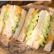 チーズあふれる断面に感動！カリカリやみつきの「アボカドWチーズサンド」を作るコツ