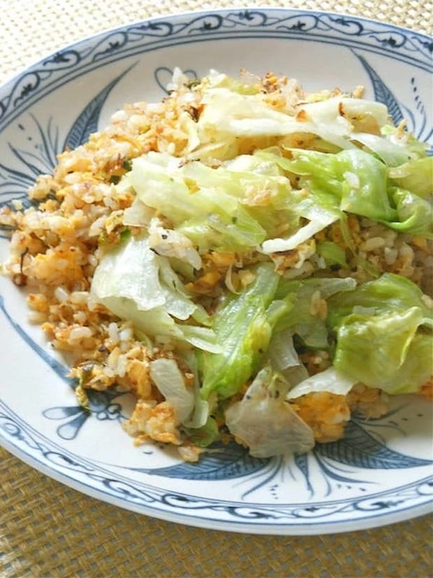 レタス入りの卵チャーハン