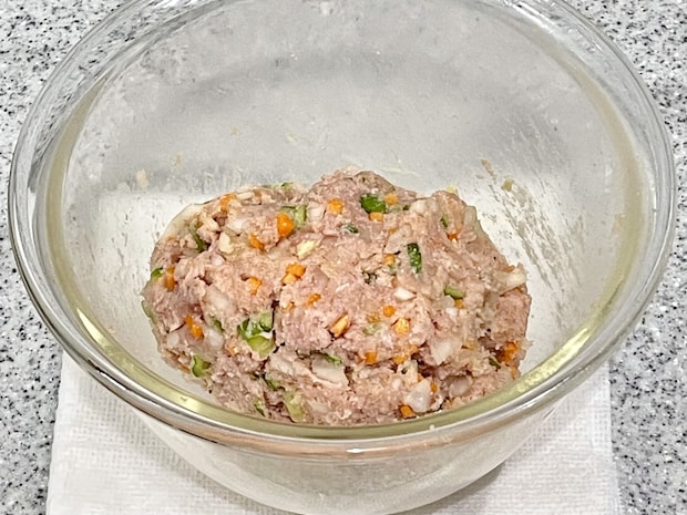 豚ひき肉で作る野菜たっぷりの味付きメンチカツ