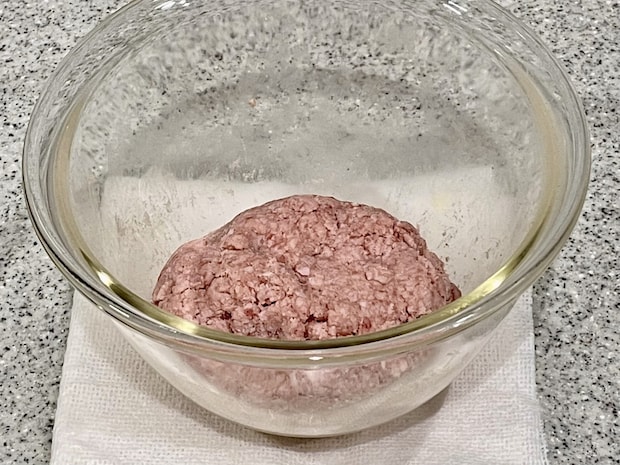 豚ひき肉で作る野菜たっぷりの味付きメンチカツ