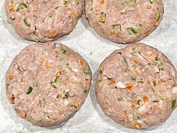 豚ひき肉で作る野菜たっぷりの味付きメンチカツ