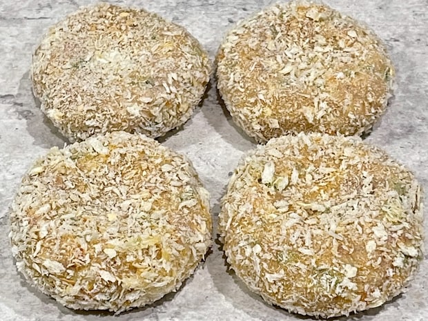 豚ひき肉で作る野菜たっぷりの味付きメンチカツ