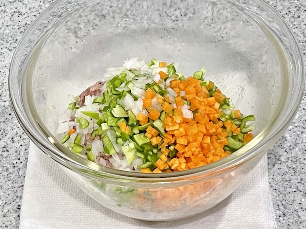 豚ひき肉で作る野菜たっぷりの味付きメンチカツ