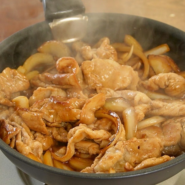 フライパンで焼いている火の本豚切り落とし