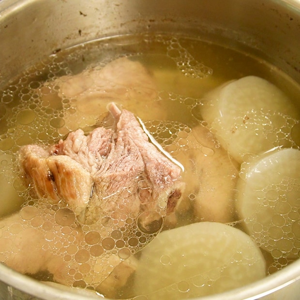 お鍋で煮込んでいる火の本豚スペアリブ