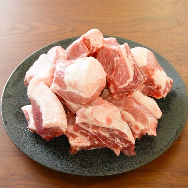 お皿に盛った火の本豚スペアリブ