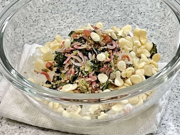 「天かすと梅ちりめんのおにぎり」レシピ